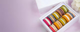 10 bunte Macarons in einer Schachtel