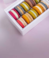 10 bunte Macarons in einer Schachtel