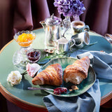 Frühstück mit handgemachten Fruchtaufstrichen und Nussaufstrichen aus der Manufaktur