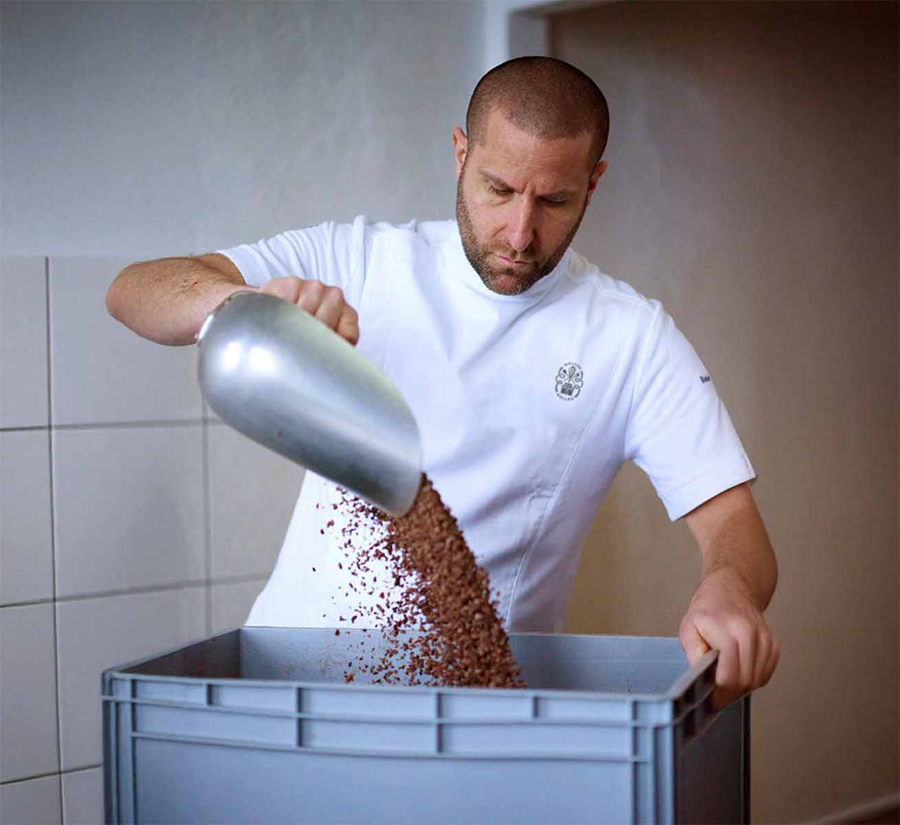 Einblick in unsere Manufaktur: Brechen der gerösteten Kakaobohnen für unsere hausgemachte Schokolade