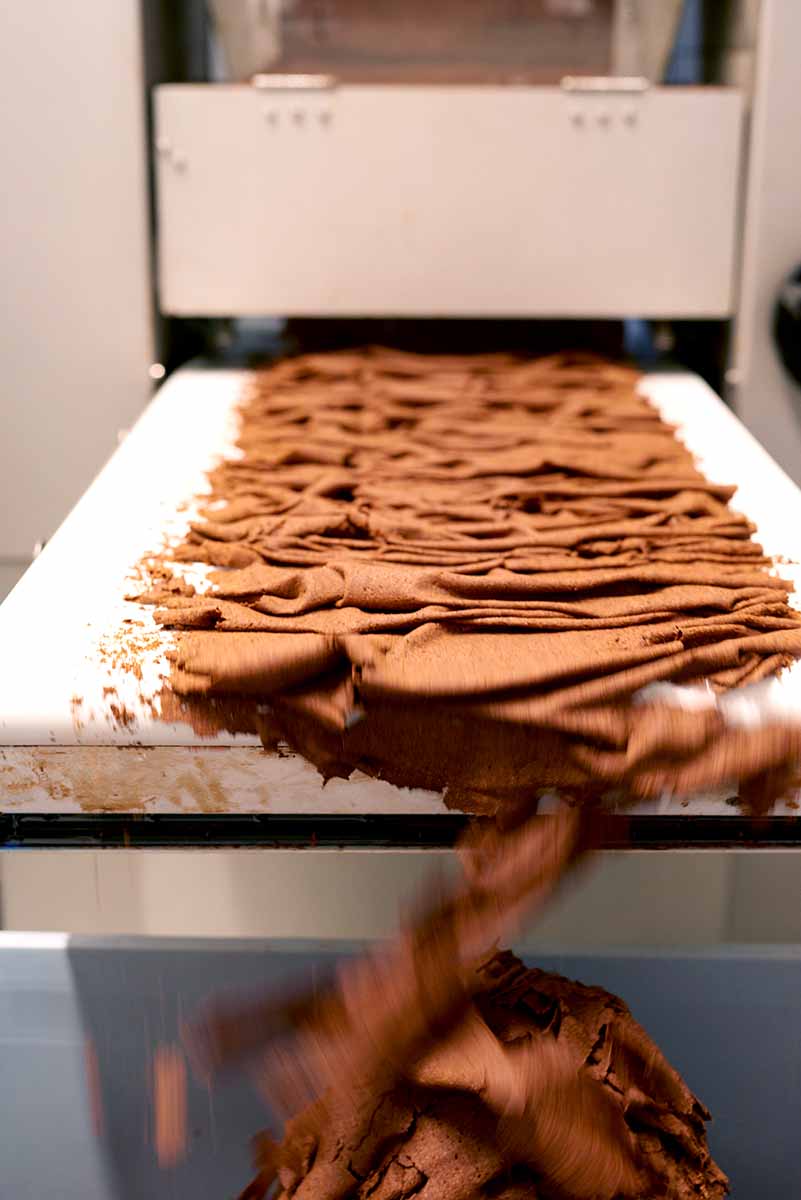 Einblick in unsere Manufaktur: Vorwalzen der gerösteten Kakaobohnen für unsere hausgemachte Schokolade