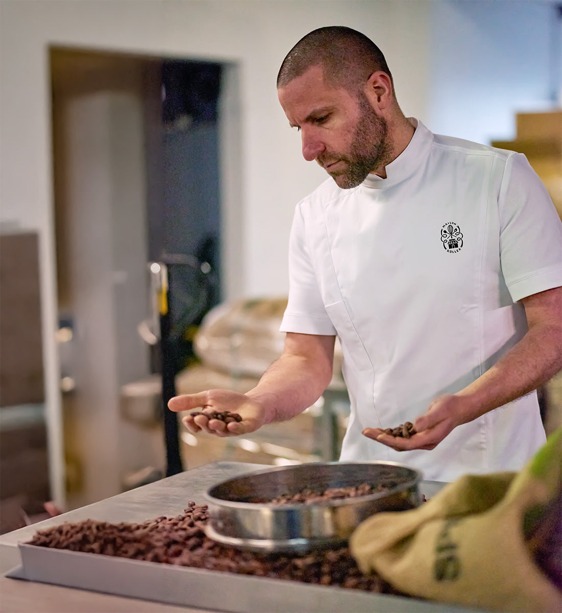 Einblick in unsere Manufaktur: Sortieren der rohen Kakaobohnen für unsere hausgemachte Schokolade