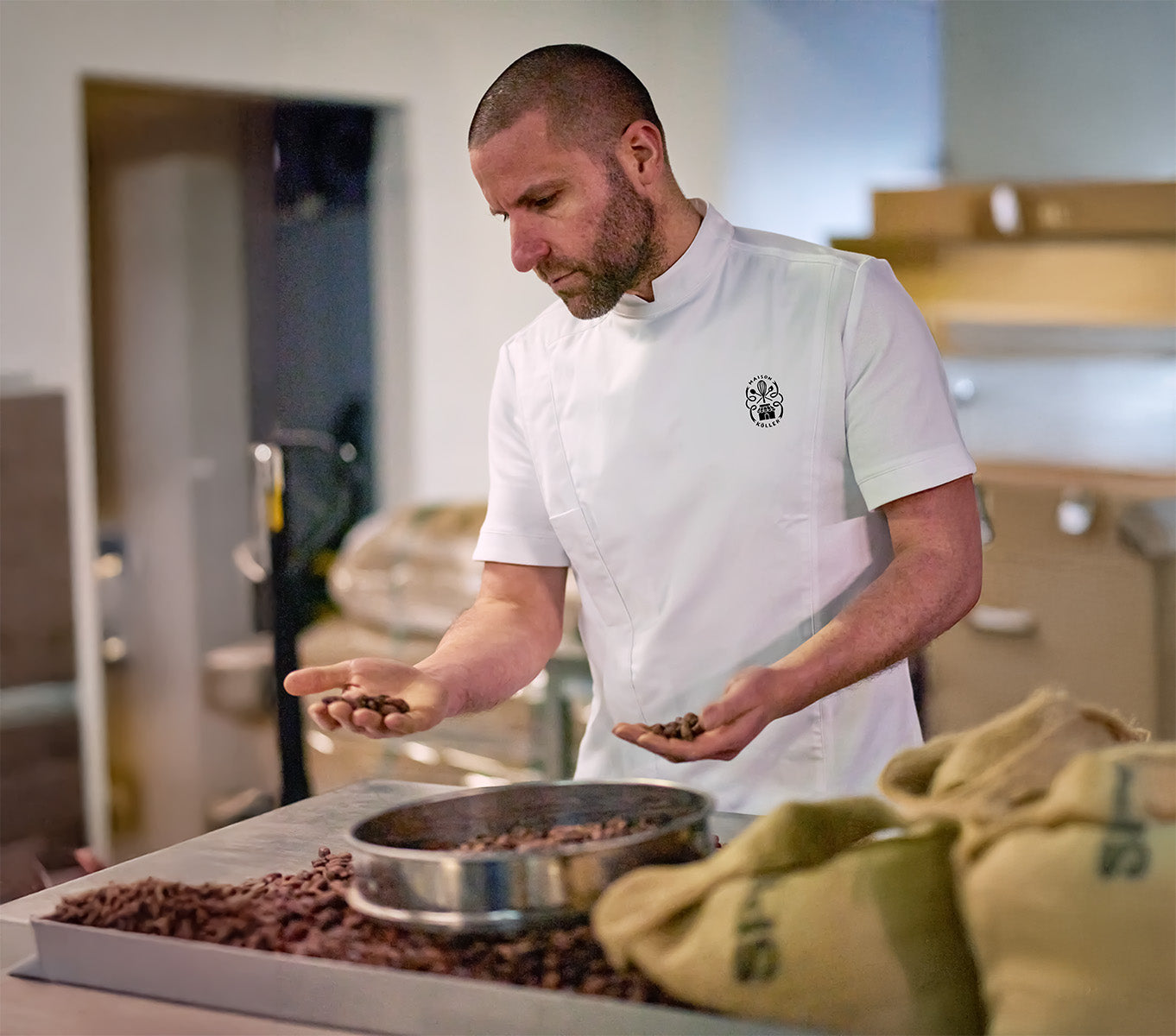 Einblick in unsere Manufaktur: Sortieren der rohen Kakaobohnen für unsere hausgemachte Schokolade