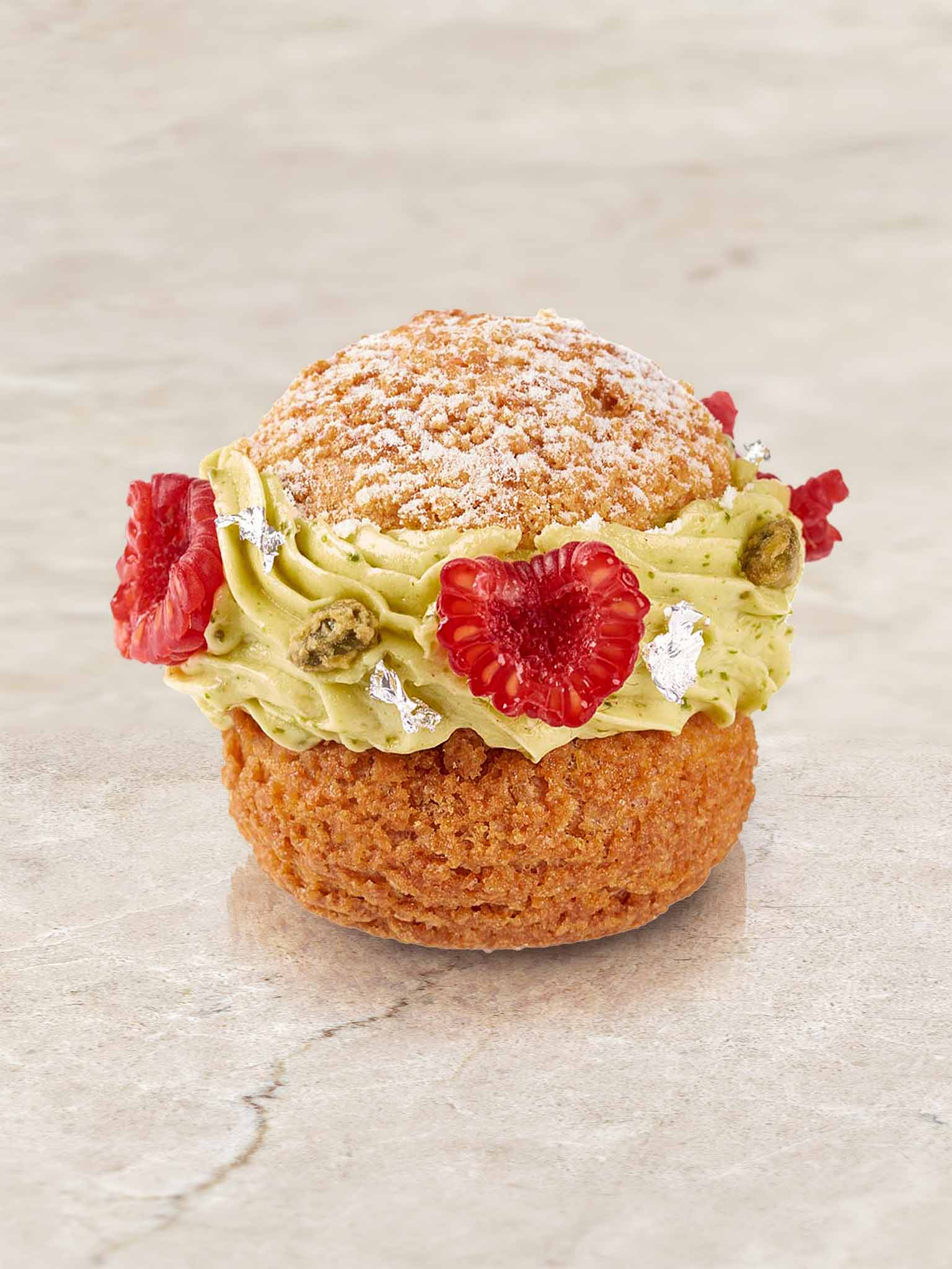 Dessertstück mit Pistazien und Himbeeren