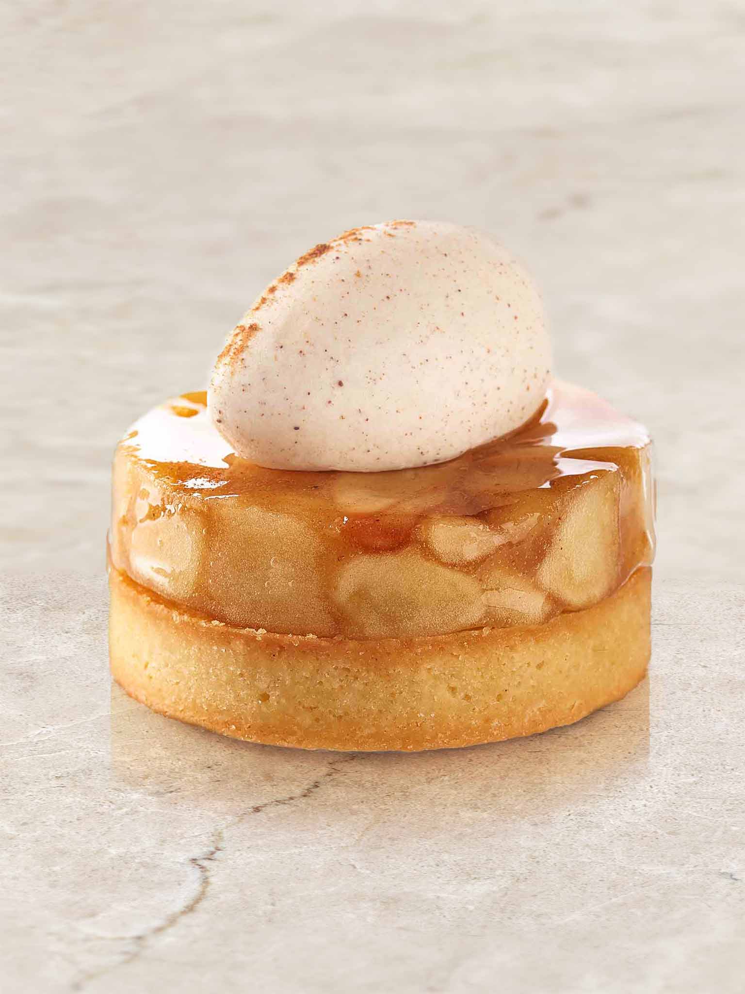 Rundes Dessertstück mit Apfel und Sahne-Nocke