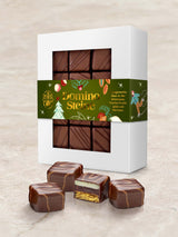 Weihnachtsgebäck: Dominosteine mit weiß-grüner Verpackung