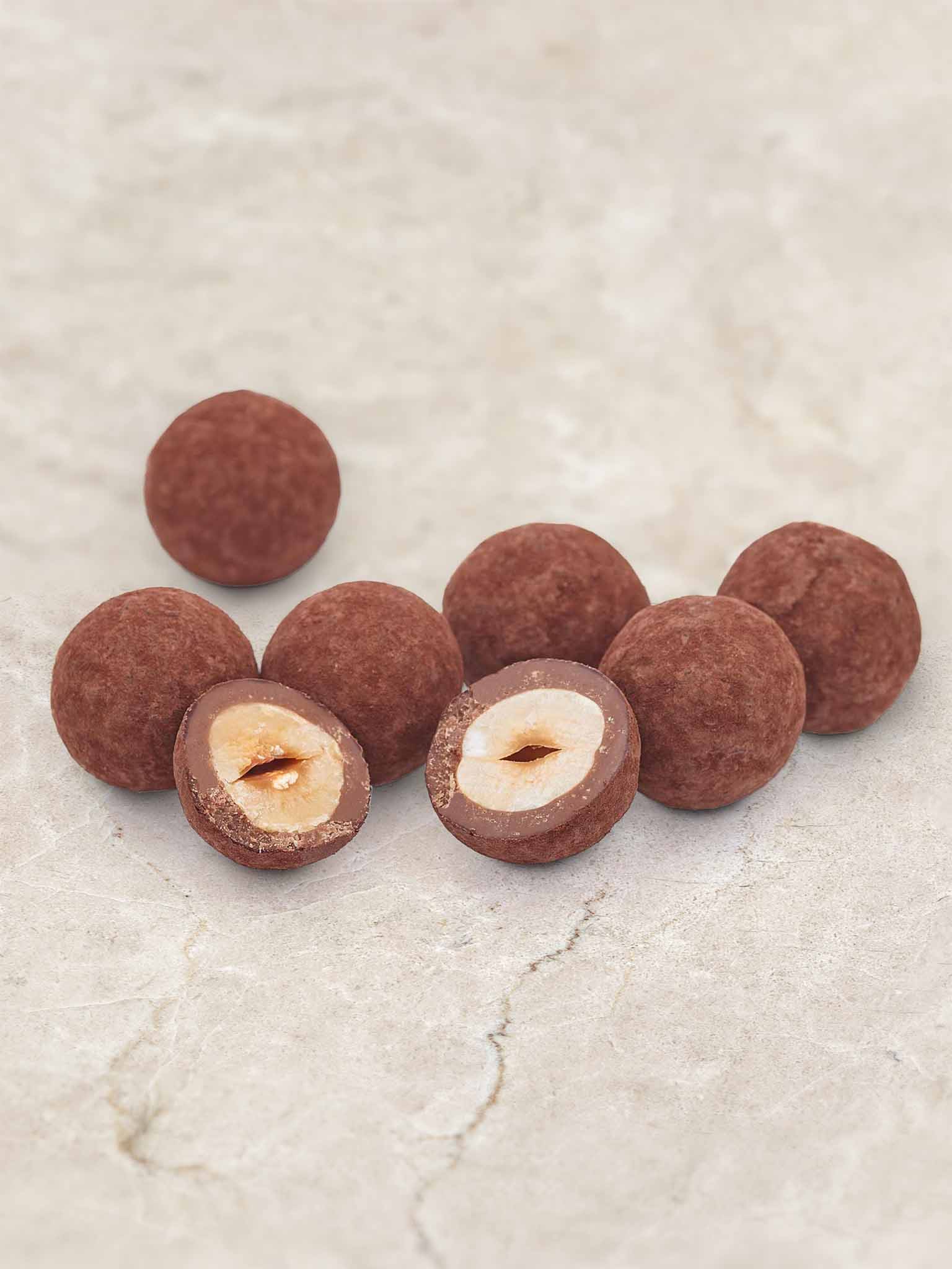 Geröstete Piémonteser Haselnüsse in Milchschokolade und warmen Gewürzen