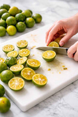 Frische Kalamansi werden geschnitten für Fruchtaufstrich