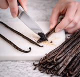 Vanilleschoten werden ausgekratzt um Desserts, Macarons und Fruchtaufstriche zu aromatisieren