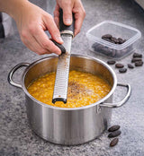 Fruchtaufstrich wird mit fein geriebener Tonkabohne aromatisiert