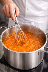 Fruchtaufstrich wird im kleinen Topf von Hand gekocht