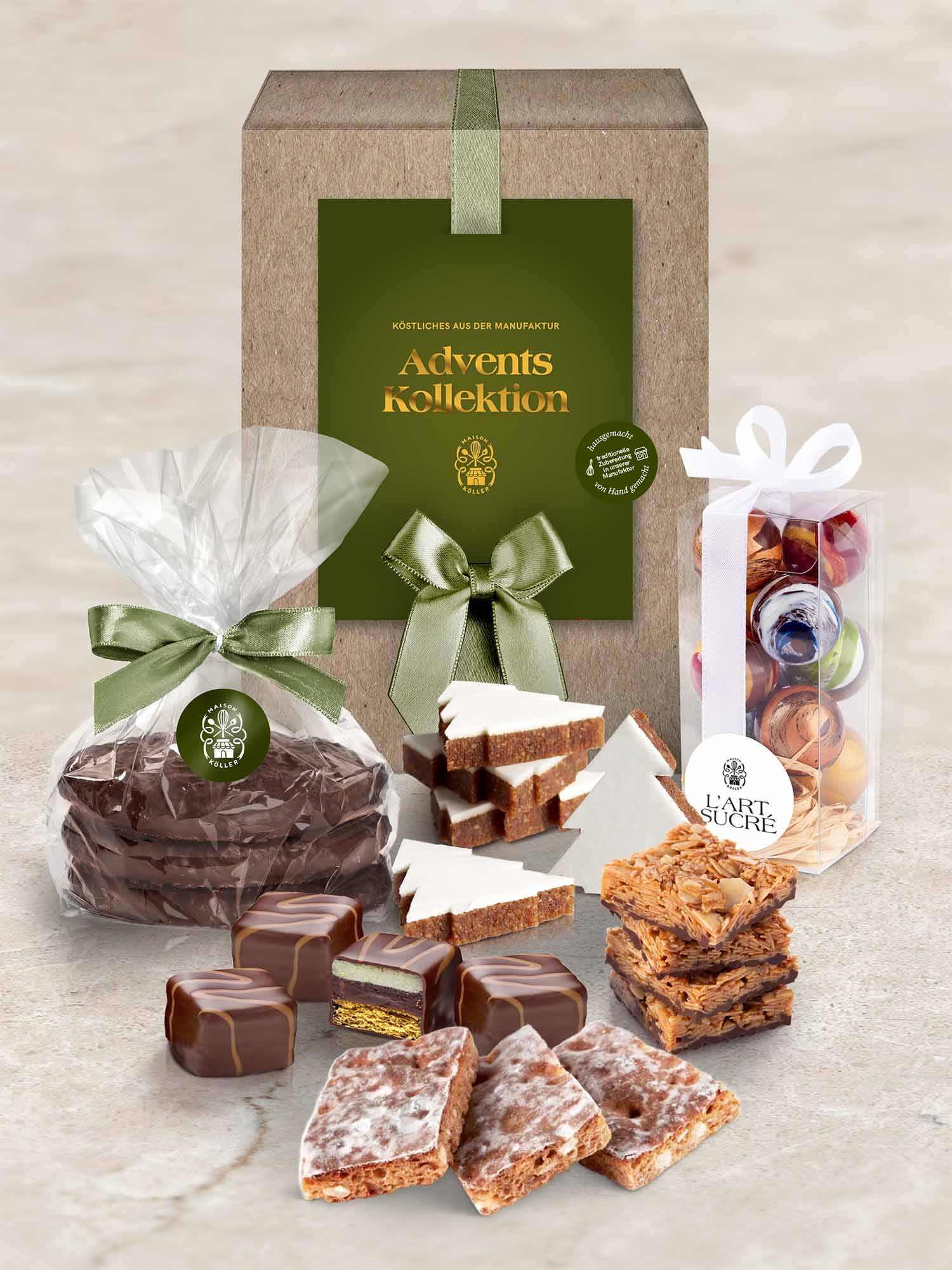 Geschenkbox "Advents-Kollektion" mit Lebkuchen, Dominosteinen, bunten Weihnachtskugeln und anderen Leckereien