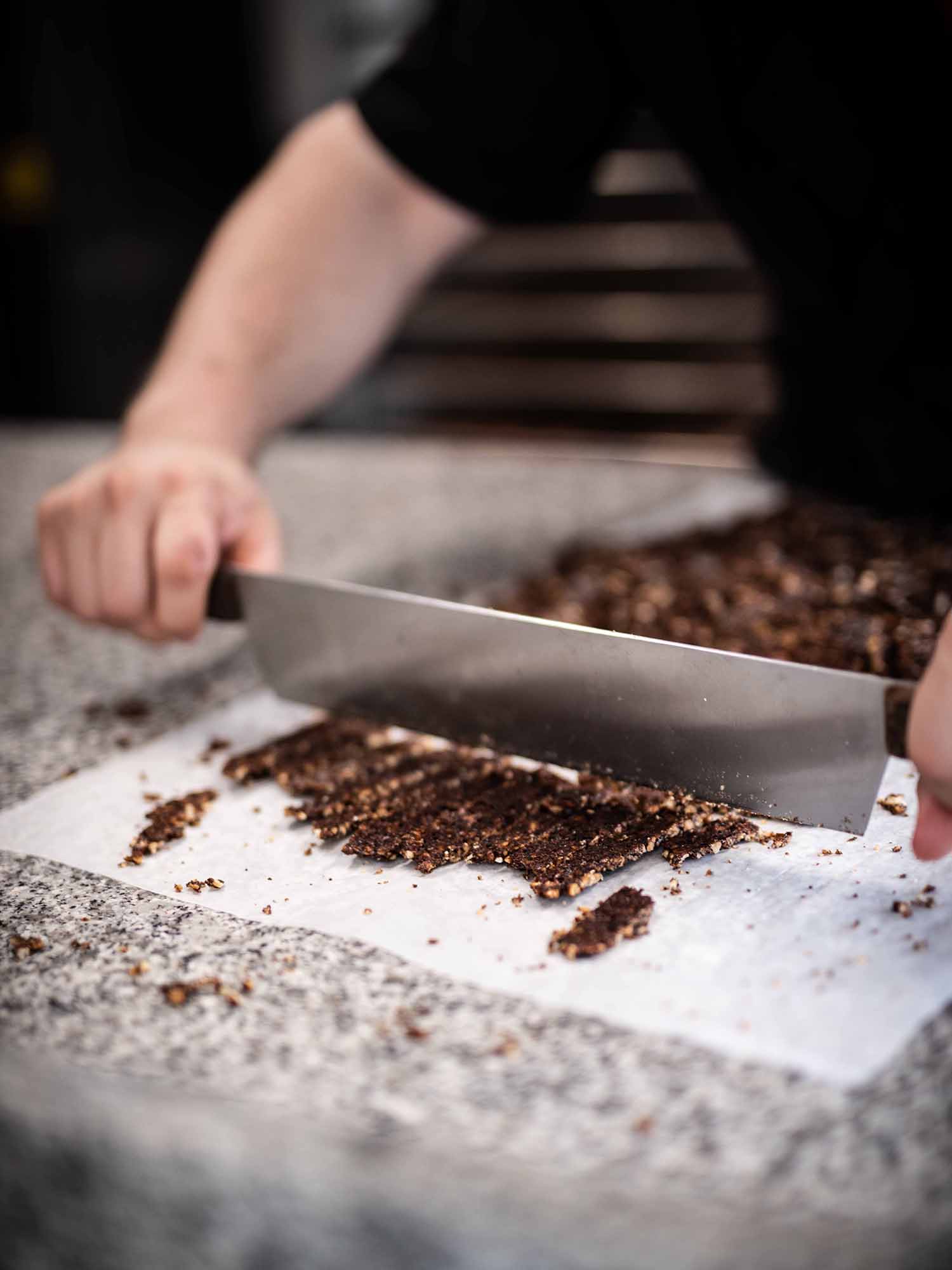 Zerkleinern von karamellisierten Nüssen
