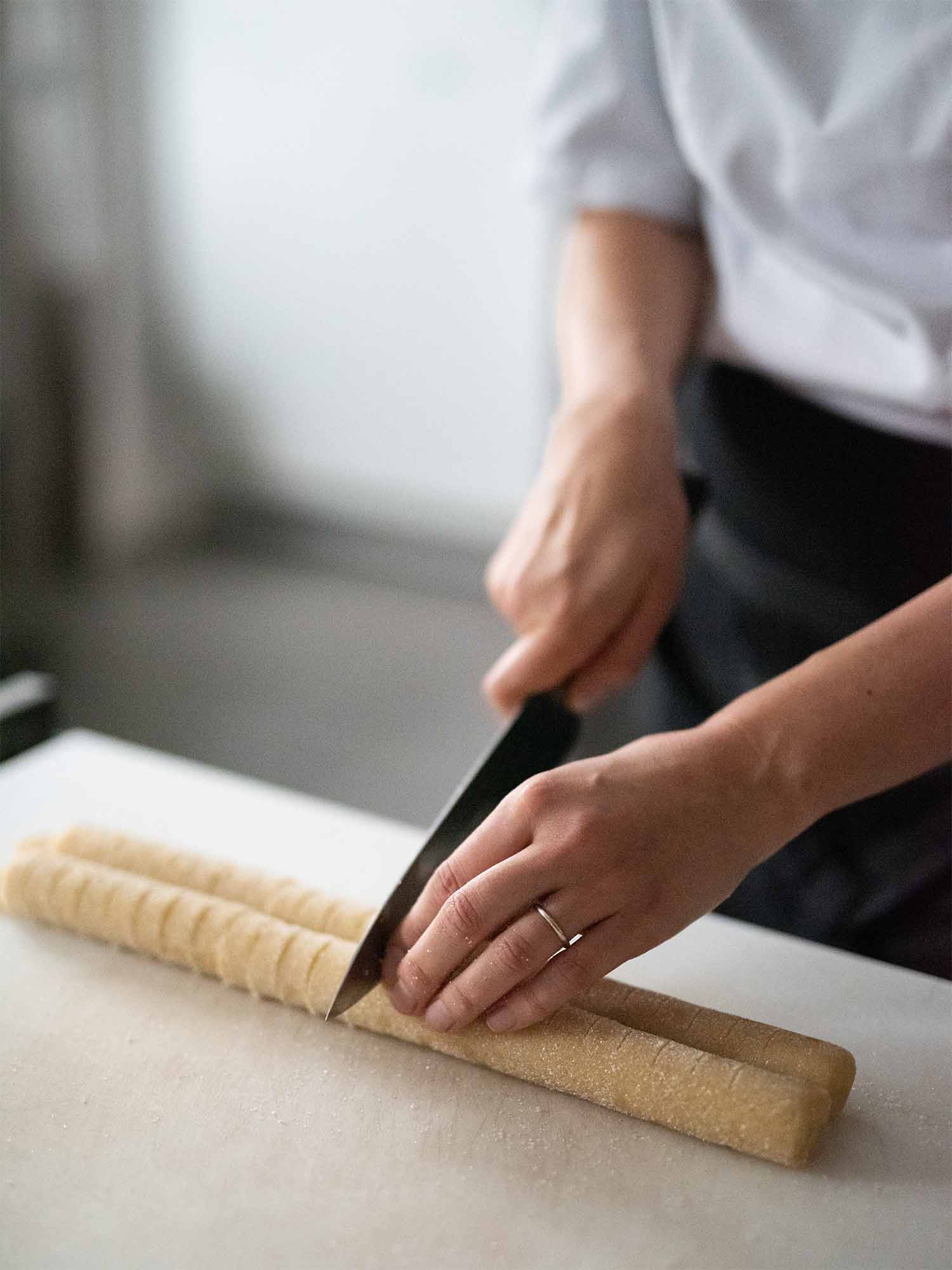 Sablé-Teig wird von Hand geschnitten