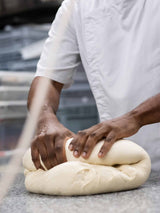 Ein Hefeteig wird von Hand geknetet