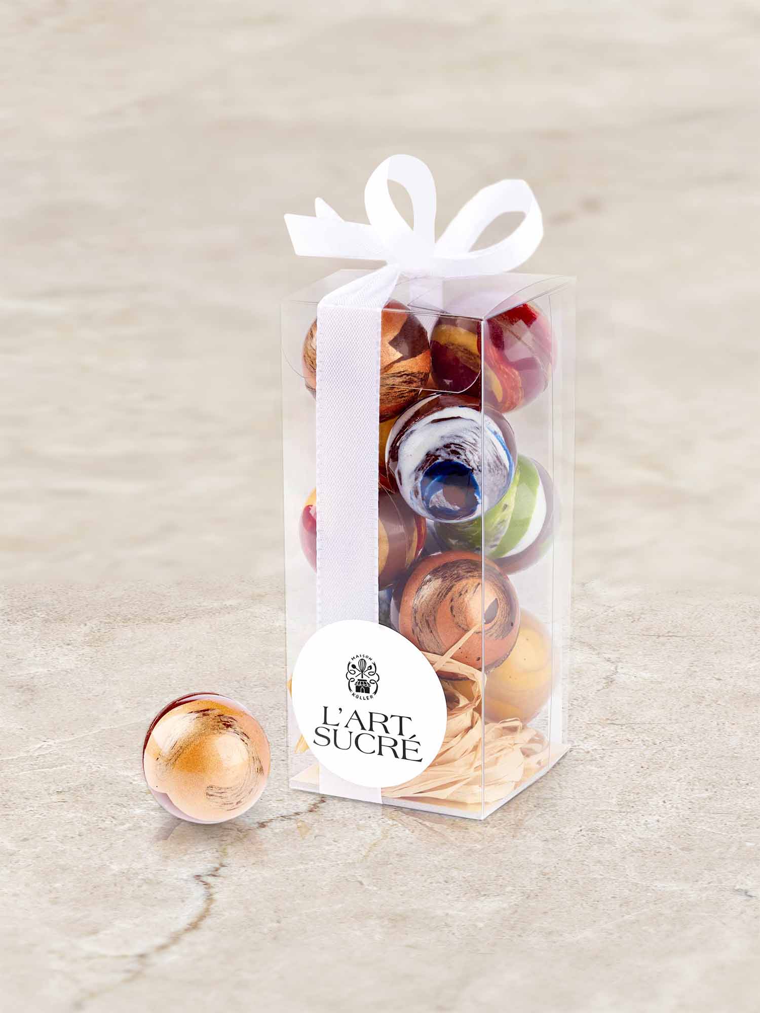 Kleine bunte Weihnachtskugeln in einer durchsichtigen Verpackung