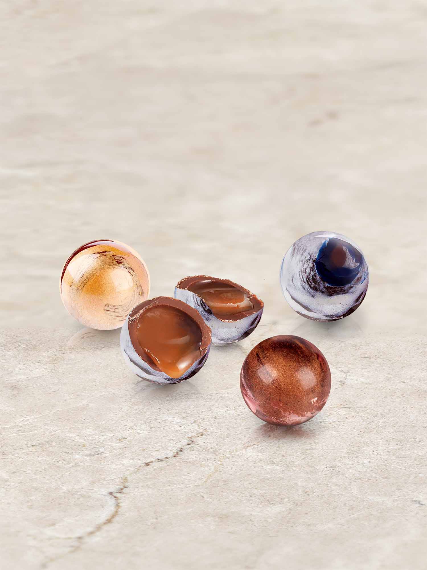 Bunte Weihnachtskugel mit Karamellfüllung