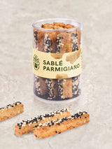 Käsegebäck in einer durchsichtigen Verpackung mit der Aufschrift: Sablé Parmigiano 