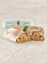 Weihnachtsstollen in Seidenpapier eingeschlagen